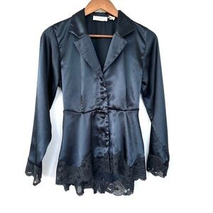Victoria’s Secret short satin robe, lace trimmed, high low hem, fitted, tie-back